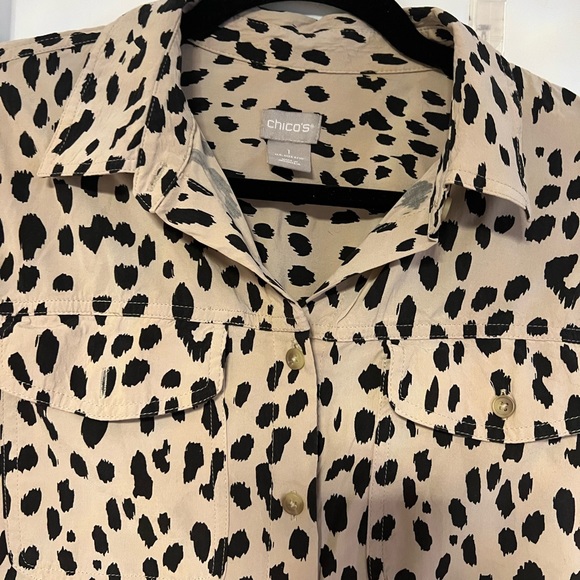 Chicos Silky Soft Dotted Cheetah Print Half Placket Button Down Shirt Sz1 - Picture 9 of 13